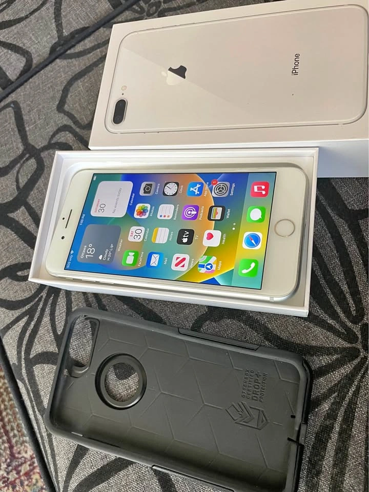 Apple iPhone 8 Plus 128GB Silver w/ Box & Case