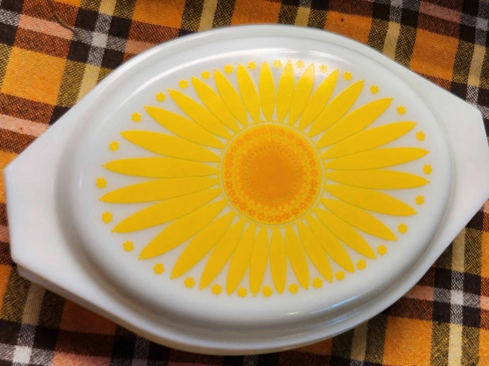 Vintage Pyrex Golden Sunflower Casserole Dish - photo 2