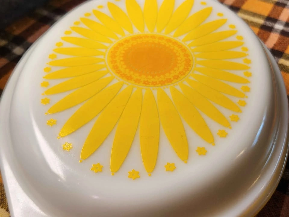 Vintage Pyrex Golden Sunflower Casserole Dish - photo 3