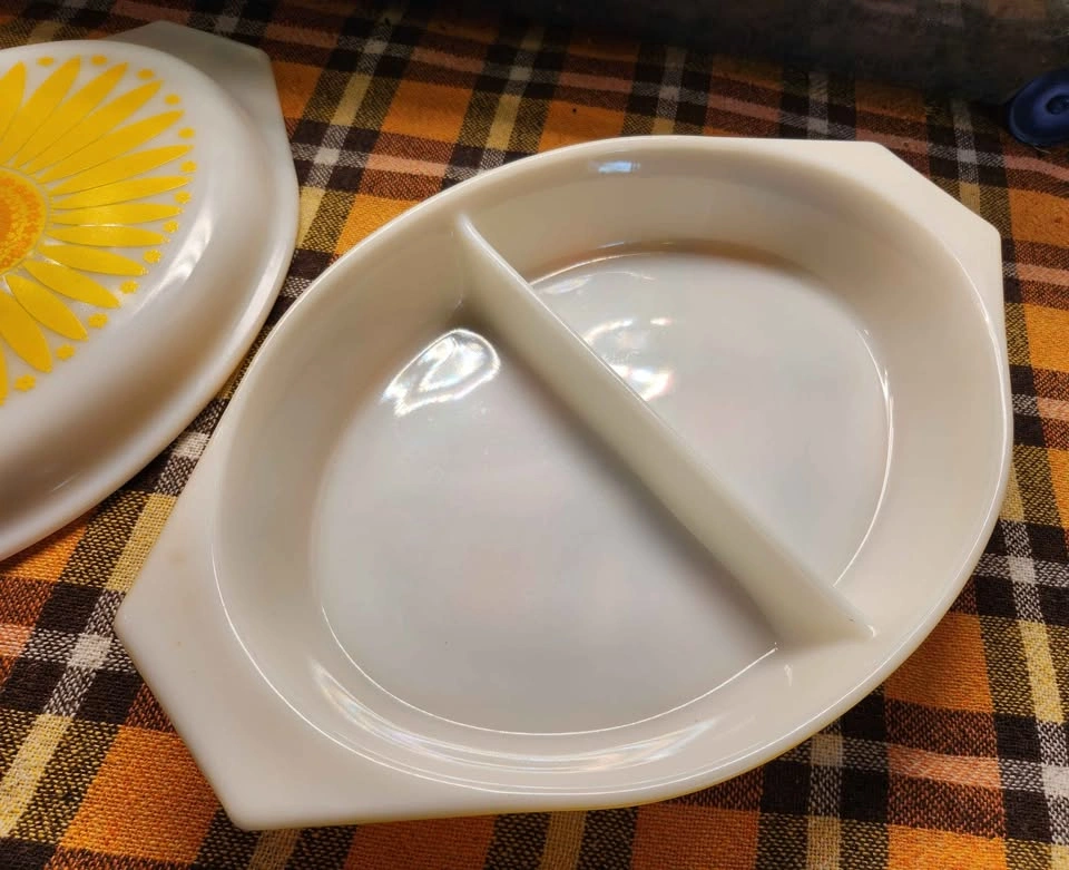 Vintage Pyrex Golden Sunflower Casserole Dish - photo 5