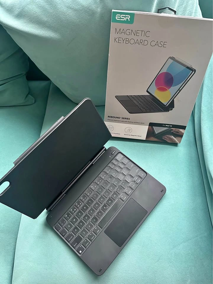ESR Magnetic Keyboard Case for iPad 10th/11th Gen