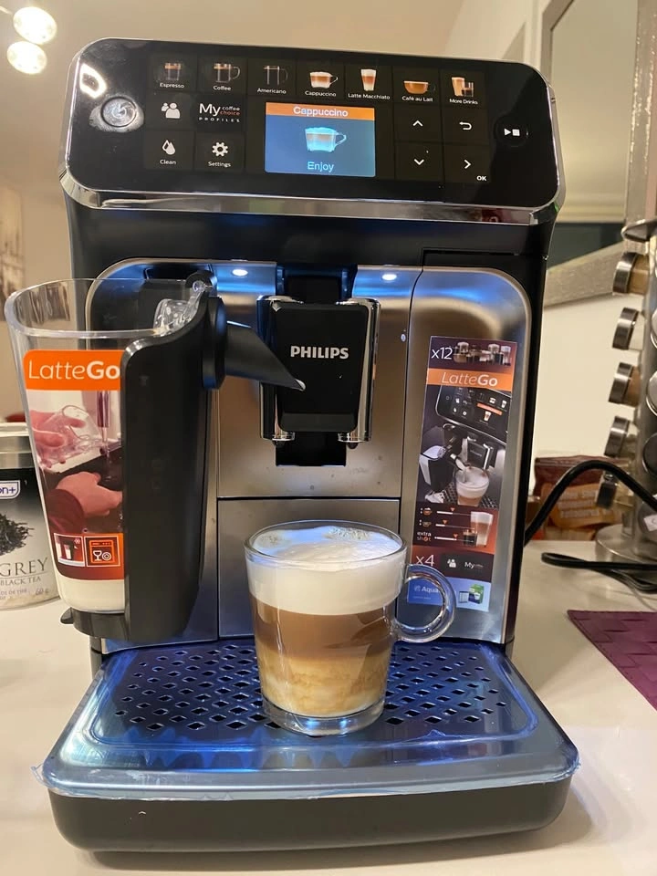 Philips 5400 Series w/ LatteGo Espresso Machine - photo 3