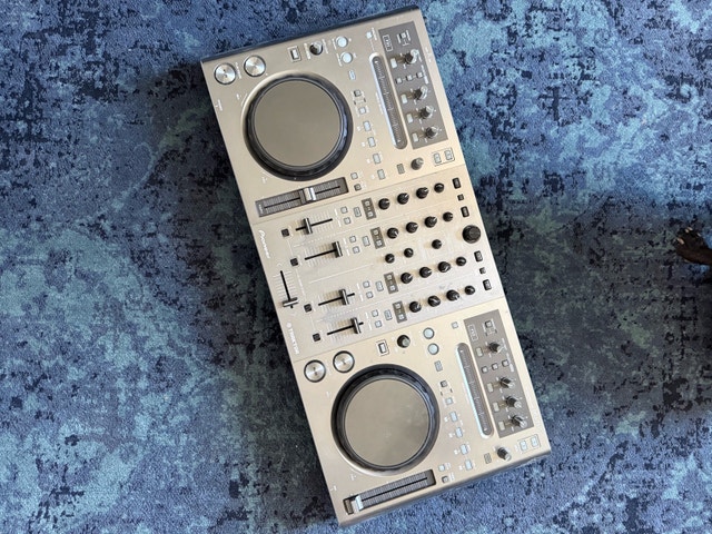 Pioneer DDJ-T1 Traktor DJ Controller