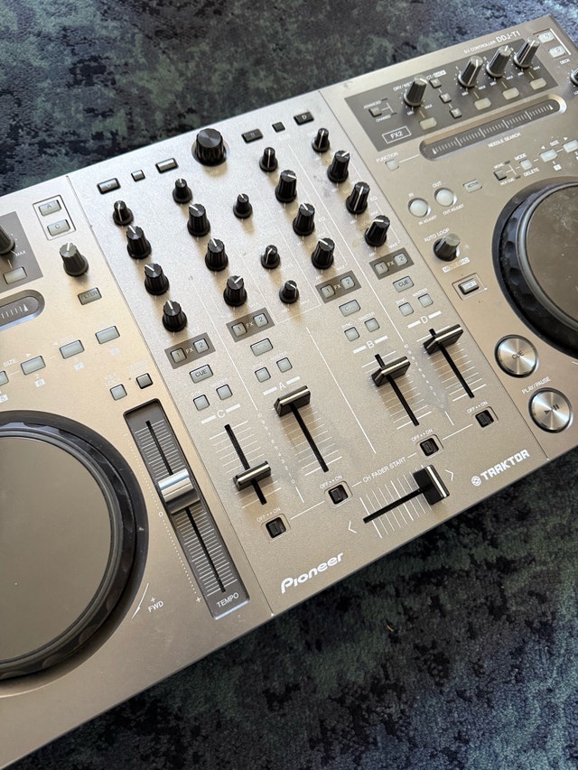 Pioneer DDJ-T1 Traktor DJ Controller - photo 2