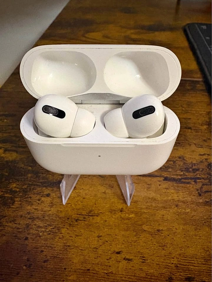Apple AirPods Pro (Lightning) – Excellent Condition, Fully Worki