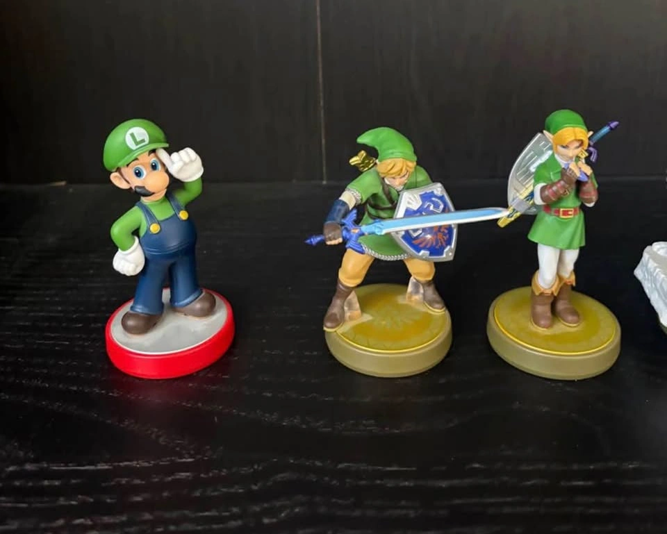 Amiibos Loose The Legend of Zelda Lot - photo 2
