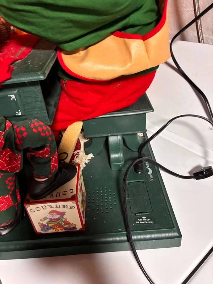 Antique Santa That Moves and Plays Music - photo 4