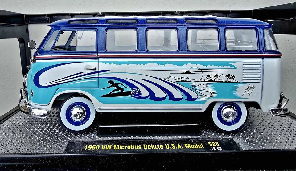 VW 1960 MicroBus Deluxe USA Model/Miniature S28. 18-05