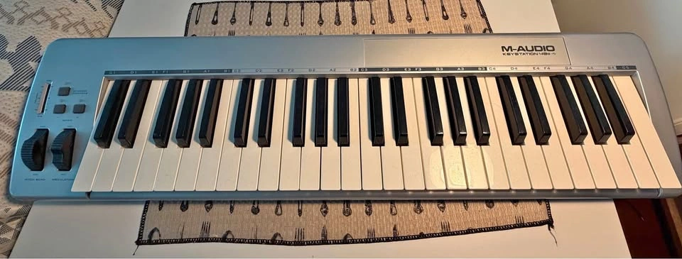 M-Audio MIDI Synthesizer Keyboard