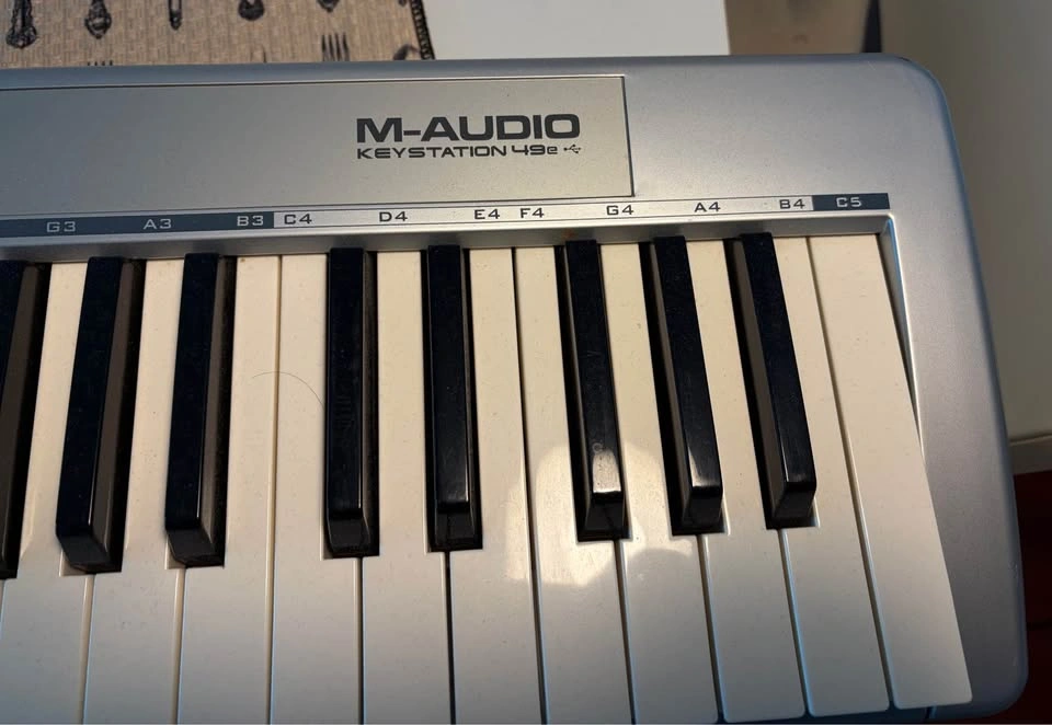 M-Audio MIDI Synthesizer Keyboard - photo 2