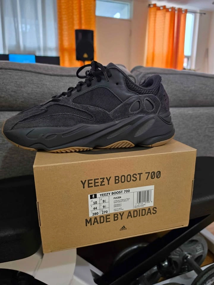 Yeezy 700 Utility Black - photo 2