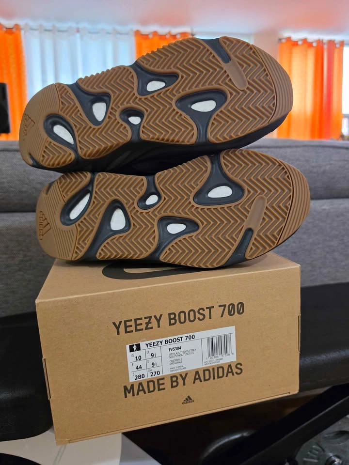 Yeezy 700 Utility Black - photo 4