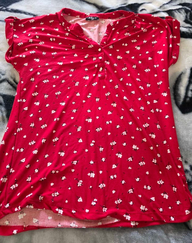 2.Sze 4 Floral Top - Red & White - Size M