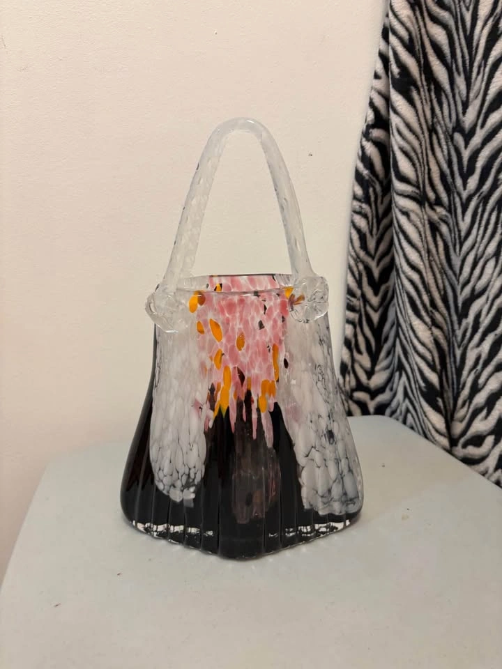 Beautiful Blown Glass Bag Vase $30obo. - photo 3