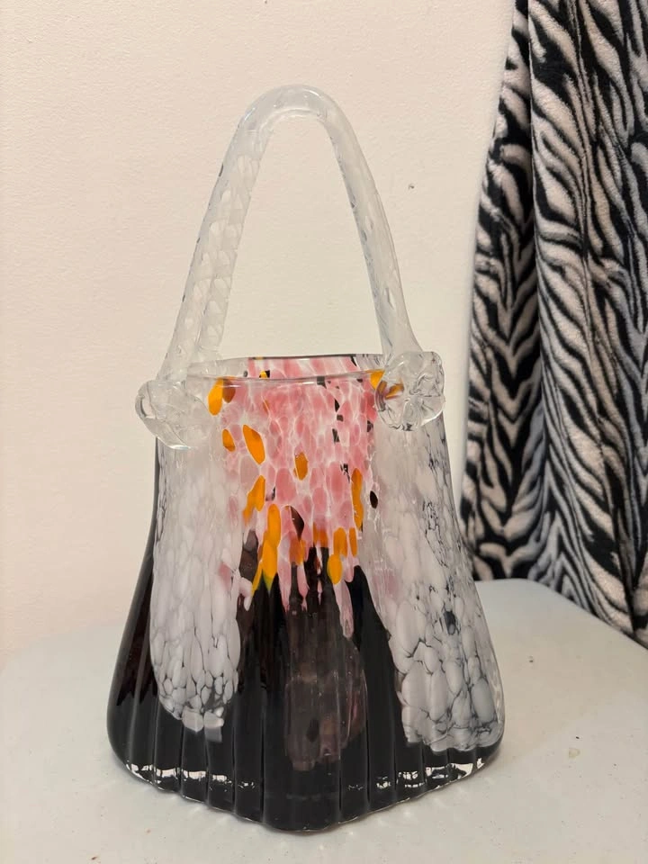 Beautiful Blown Glass Bag Vase $30obo. - photo 4