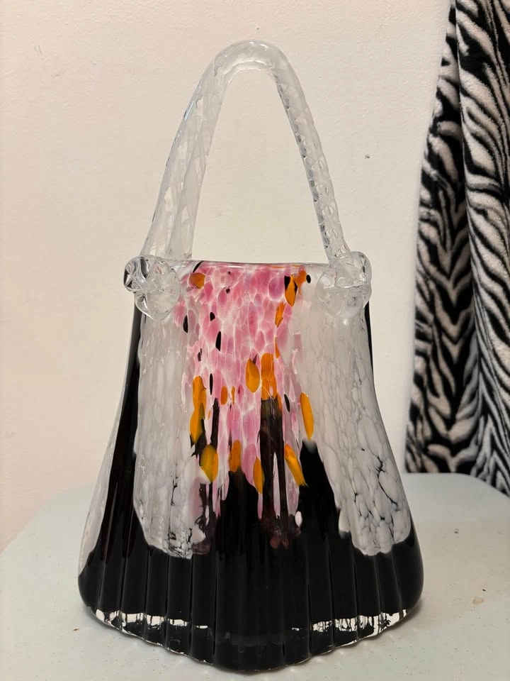 Beautiful Blown Glass Bag Vase $30obo. - photo 5