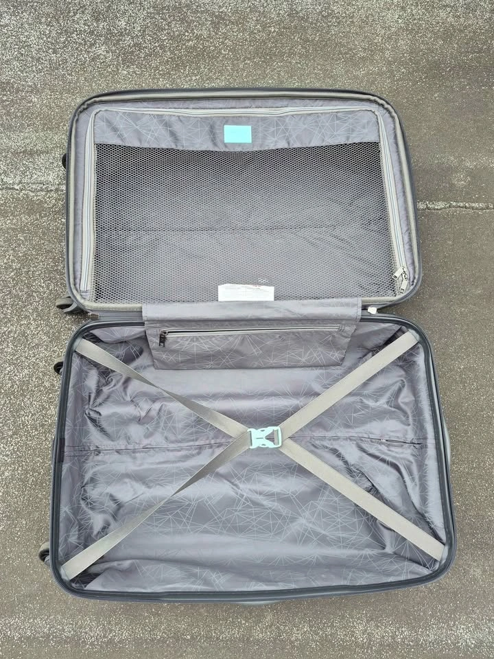 American Tourister Luggage - photo 3