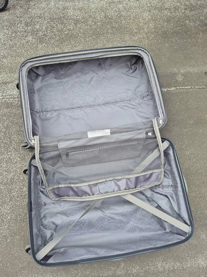 American Tourister Luggage - photo 4