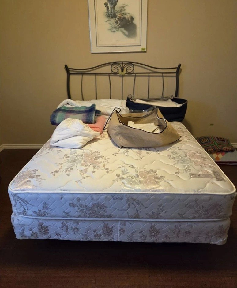 Mattress Queen bed w Metal head board DELIVERY FREE - photo 4