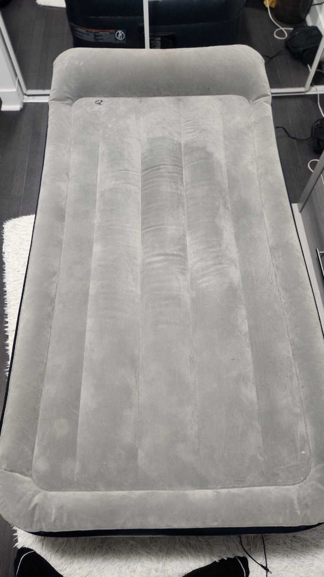 Air Mattress w/ Built-In Pump