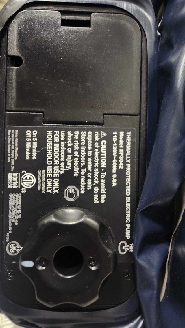 Air Mattress w/ Built-In Pump - photo 3