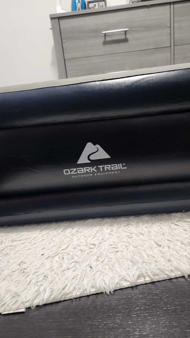 Air Mattress w/ Built-In Pump - photo 4