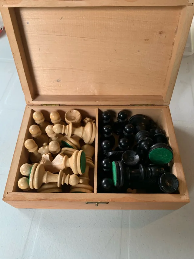 Vintage Chess Set image indicator(2)