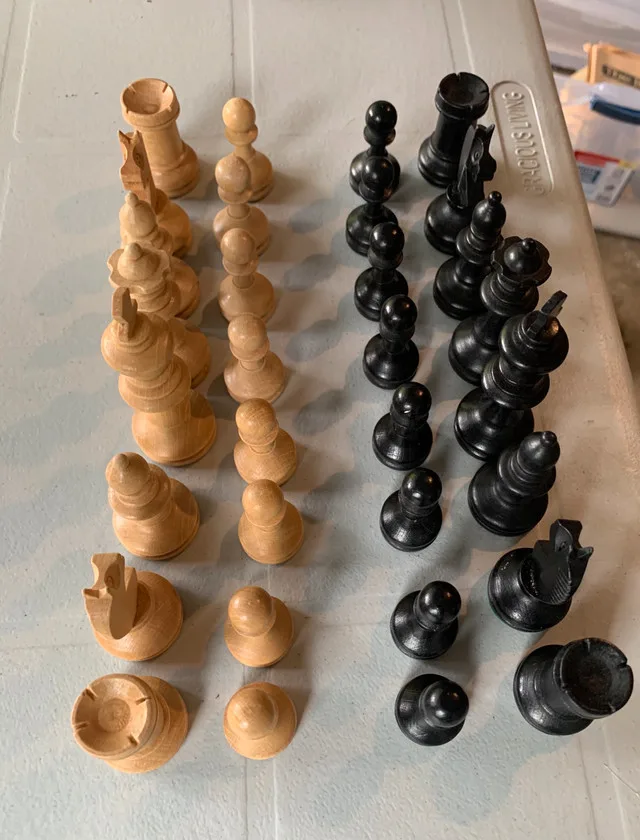 Vintage Chess Set image indicator(5)