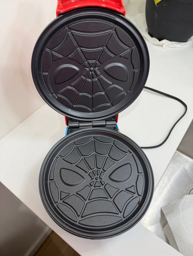 Marvel Spider-Man Waffle Maker - photo 4