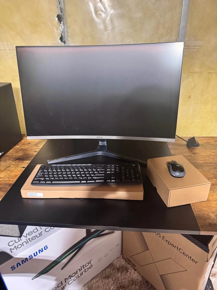 Samsung 32" Curved 100Hz Monitor - photo 2