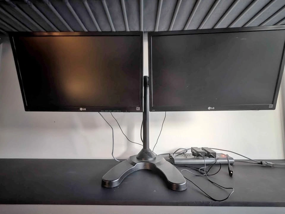 FullHD LG Dual Monitors