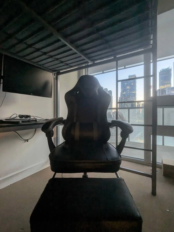 Gaming chair with lumbar support and footrest - photo 2