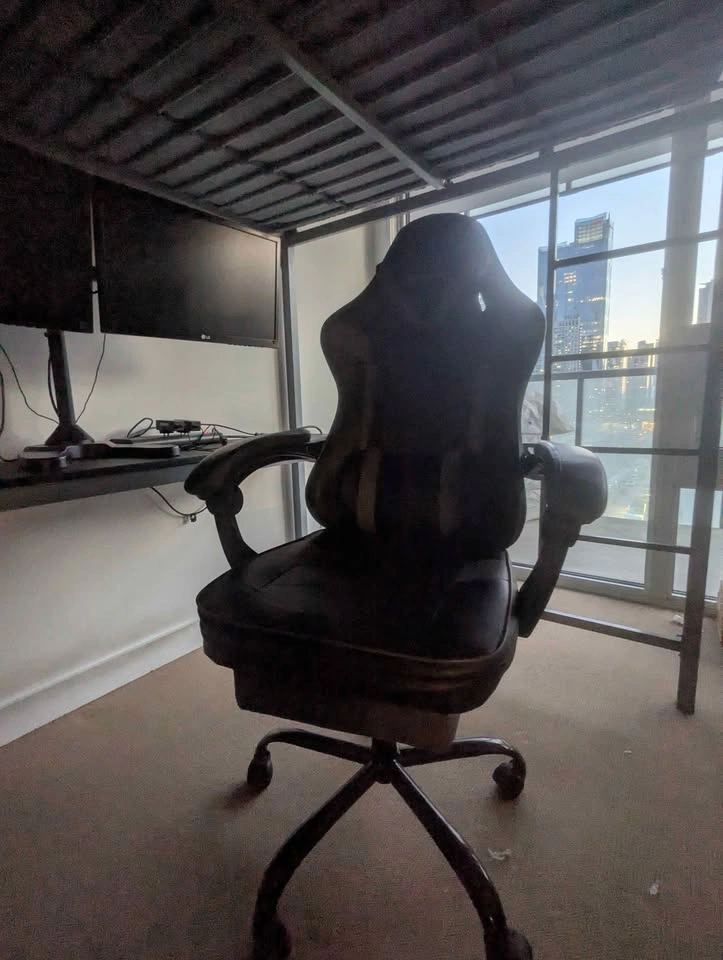 Gaming chair with lumbar support and footrest - photo 3