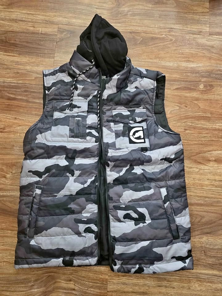Ecko Unltd Black & Gray Camo Hooded Puffer Vest - Size M/L