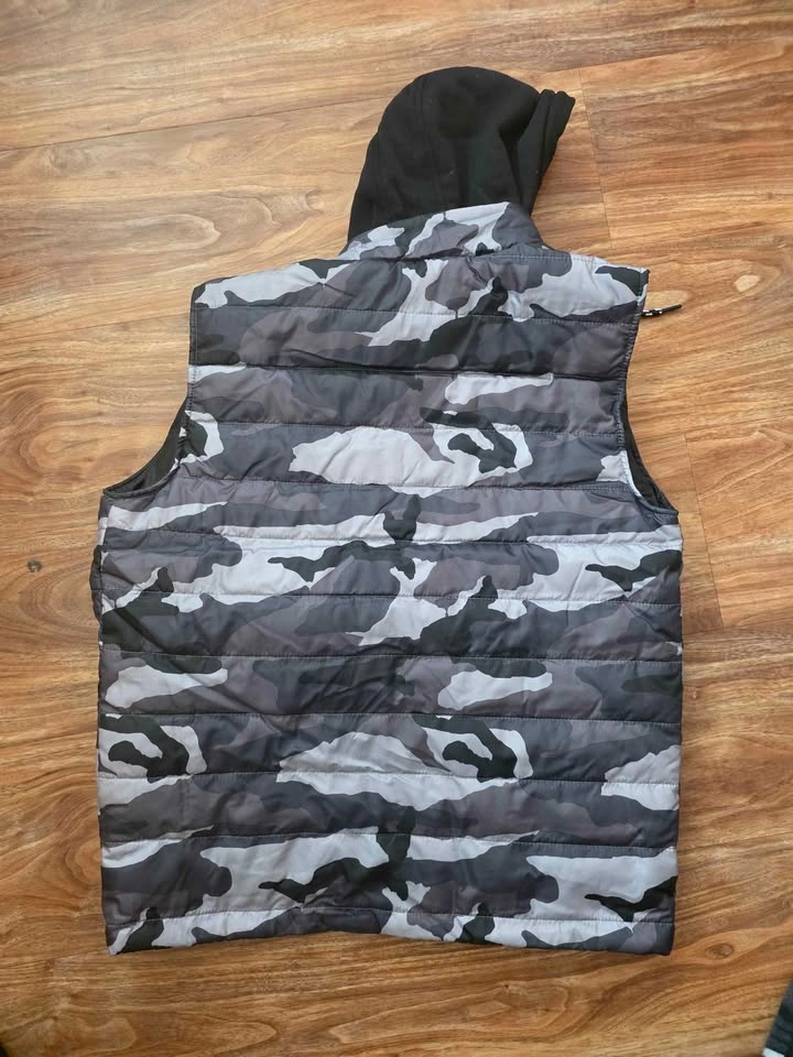 Ecko Unltd Black & Gray Camo Hooded Puffer Vest - Size M/L - photo 3
