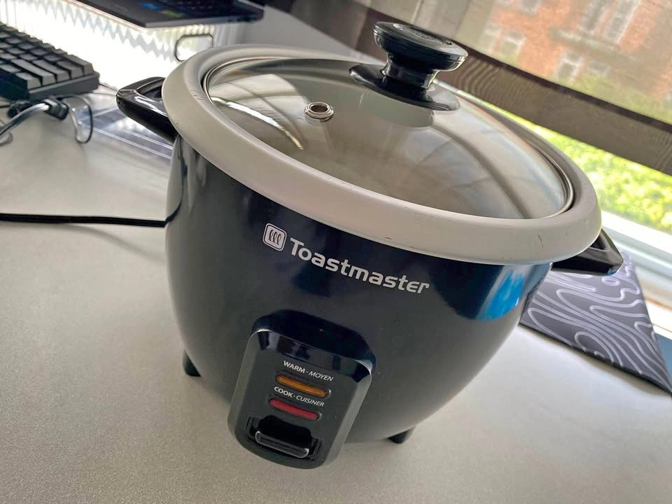 Rice cooker with pot (can also be sold without the pot)