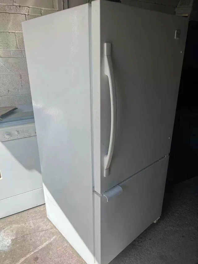 Good condition whirlpool fridge $200 image indicator(2)