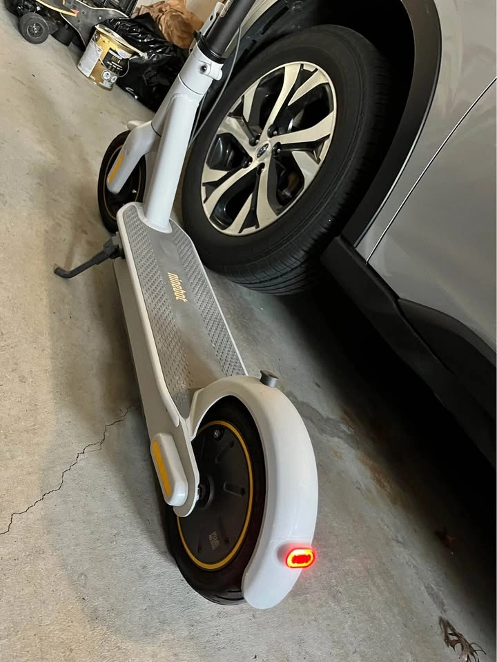 Segway Ninebot Max G30LP Electric Scooter - Pristine (500km!) - photo 2