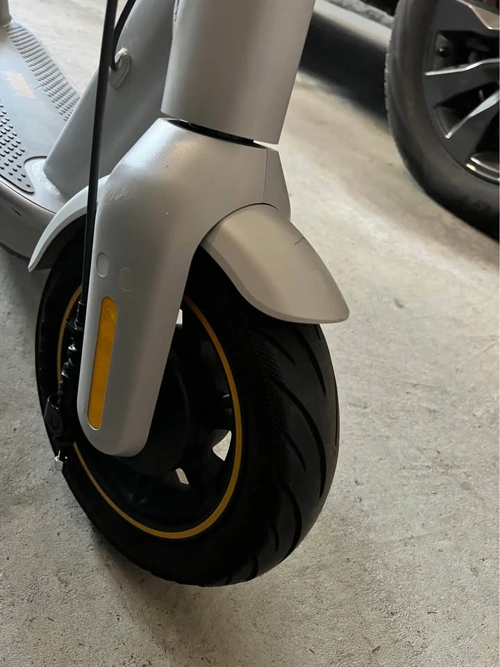 Segway Ninebot Max G30LP Electric Scooter - Pristine (500km!) - photo 4
