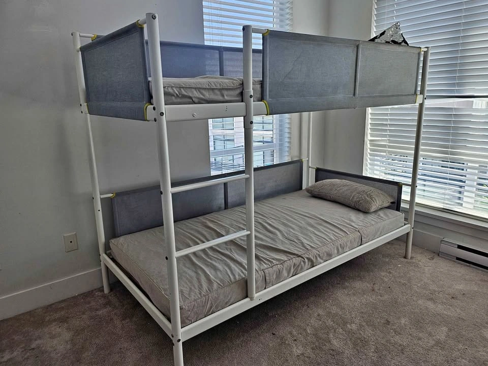 Twin bunk bed
