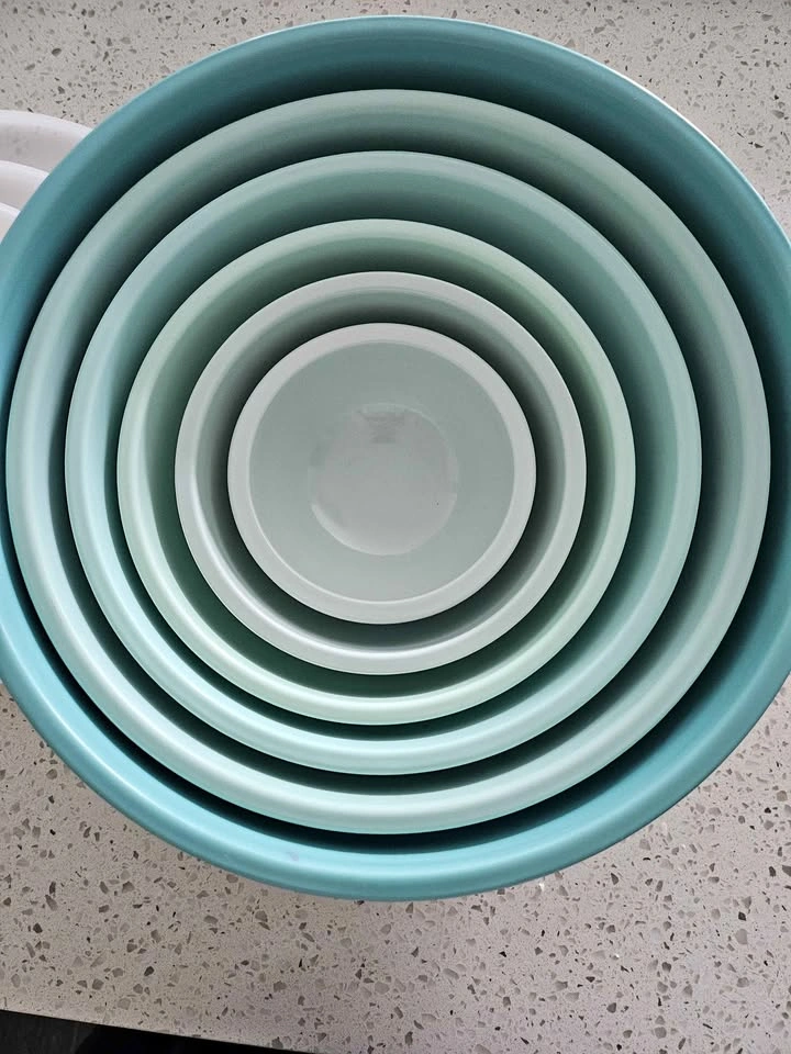 6 Nesting Bowls with Lids 🩵