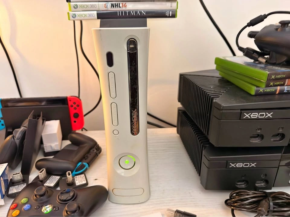 Xbox 360 Bundle with 12 Games & Controller
