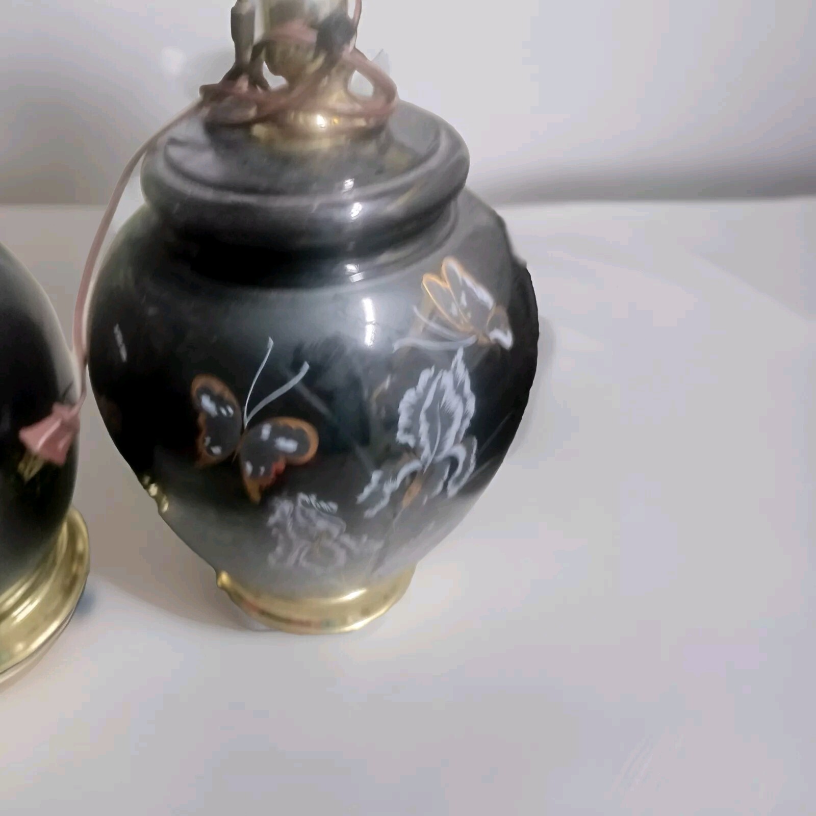 2 Vintage Black Porcelain Lamps - Asian Butterfly Dragon Art - photo 4