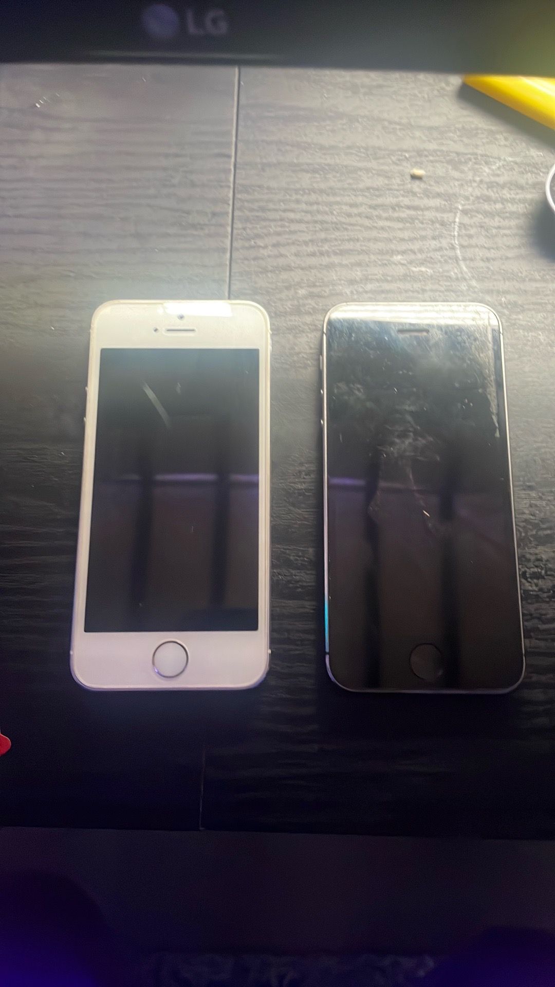 2 Old iPhones - 1 Grey/Black, 1 White/Grey - photo 2