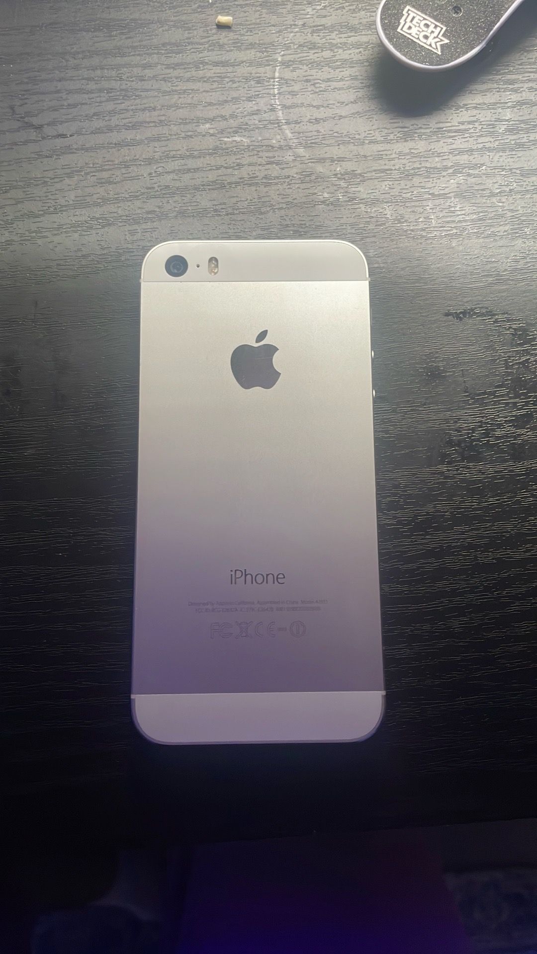 2 Old iPhones - 1 Grey/Black, 1 White/Grey - photo 4
