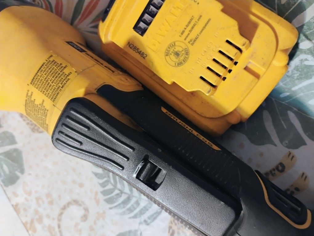 DeWalt Battery Grinder And Battery 🔋 20V - photo 3