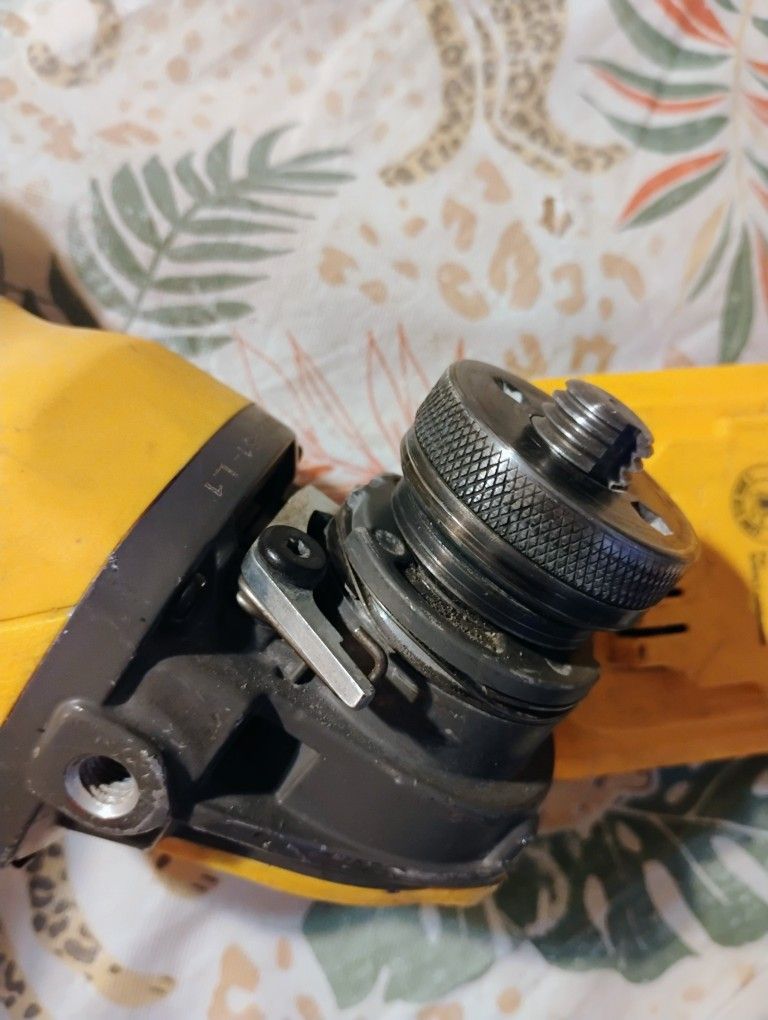 DeWalt Battery Grinder And Battery 🔋 20V - photo 4