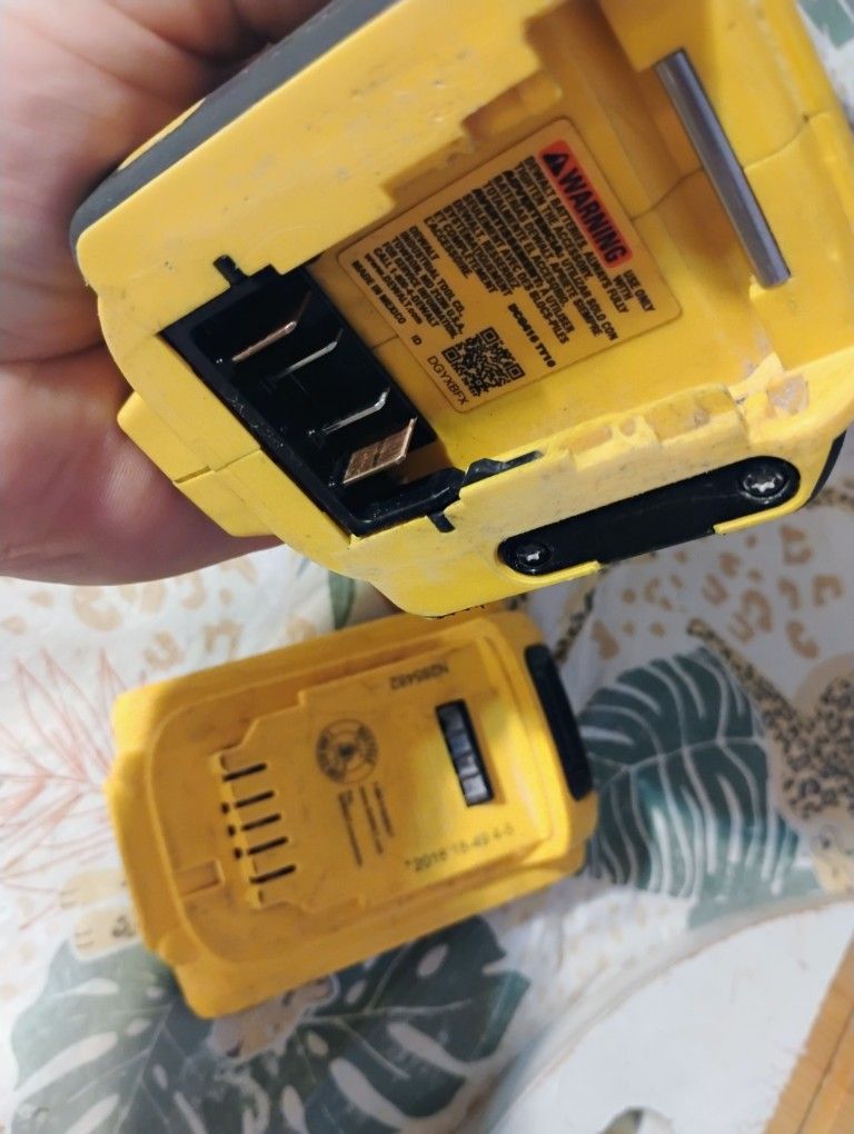 DeWalt Battery Grinder And Battery 🔋 20V - photo 5