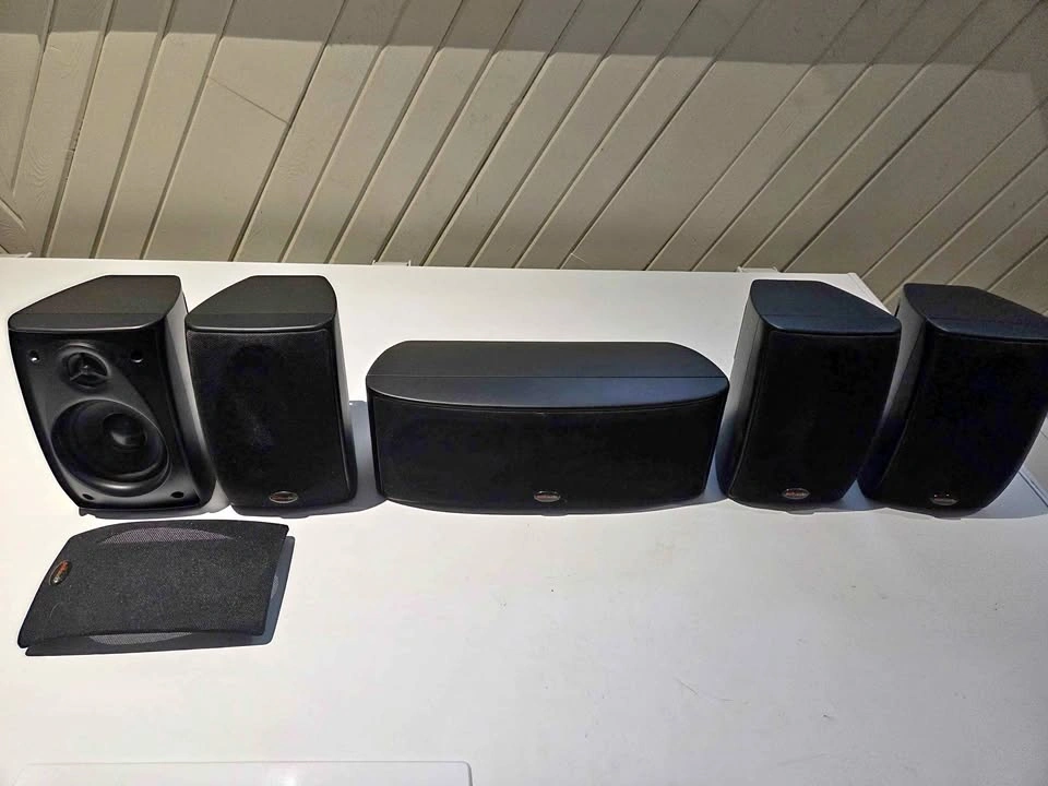 5 Polk Audio Surround Speakers - PU Roslin