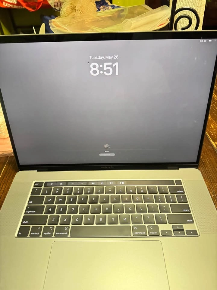MacBook Pro, 32GB RAM, 1TB Storage - photo 4